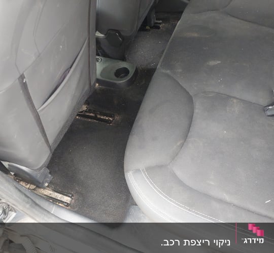 מושב רכב אחורי עם לכלוך וכתמים